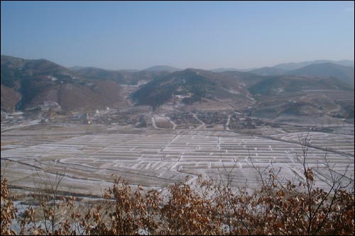 산성 정상의 성벽에서 바라본 하룡고성 옛터. 지금은 하룡촌 본마을이 들어서 있다. 